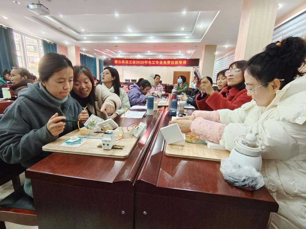 图为学员正在进行实操训练