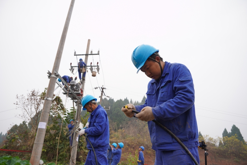 图为电力工人制作引流线（苟华彬 摄）