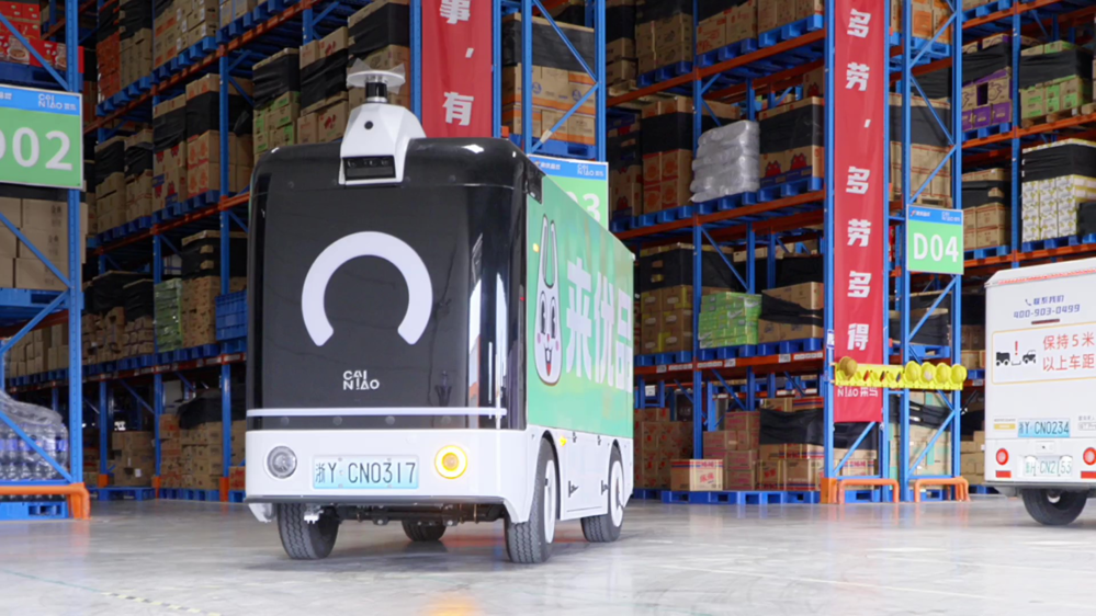 菜鸟无人车正在出库（受访单位供图）