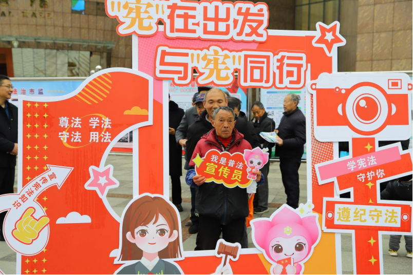 群众在互动打卡点留影