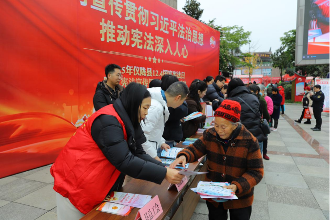 市民领取宣传资料