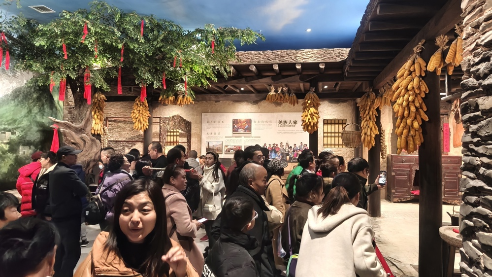 羌年期间，羌族民俗博物馆游人如织