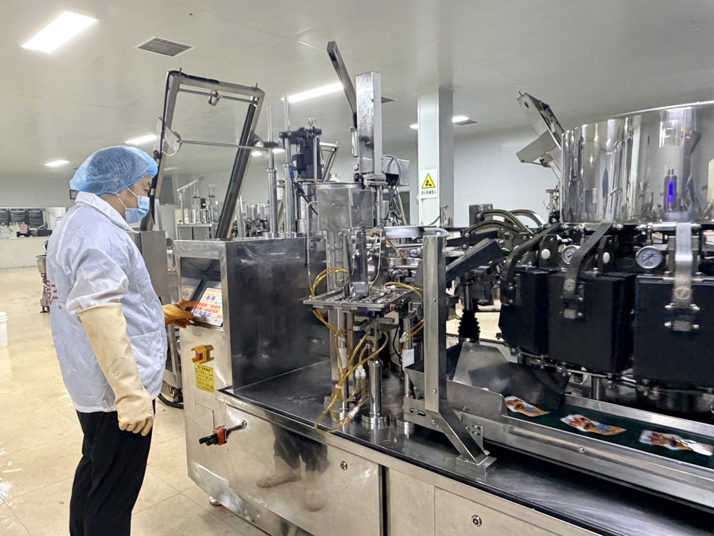 绵阳安福魔芋生产车间一袋袋魔芋食品快速下线