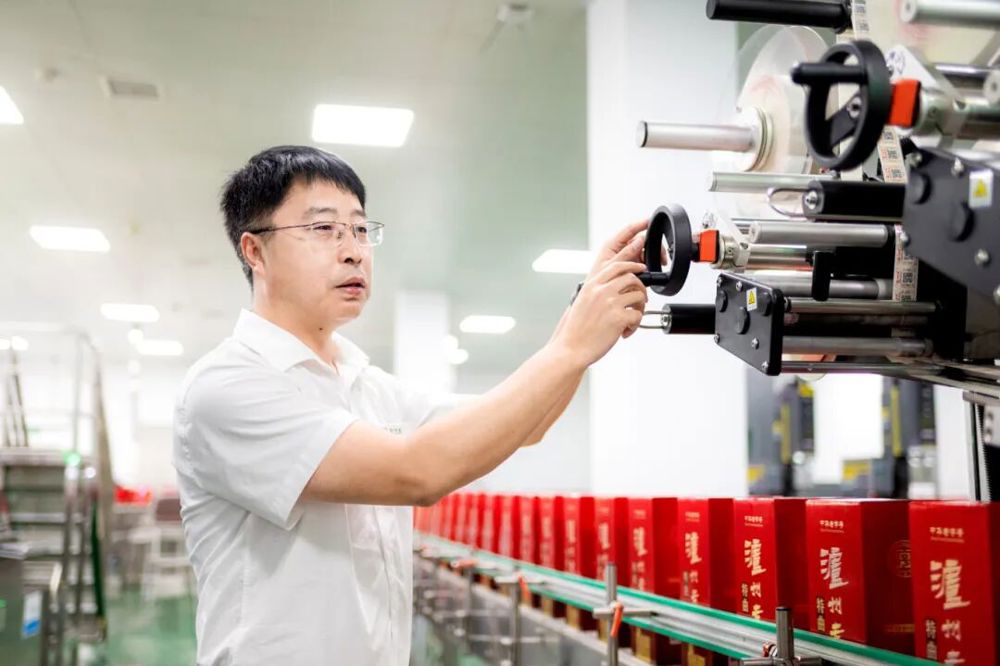 赵丙坤正在调试设备