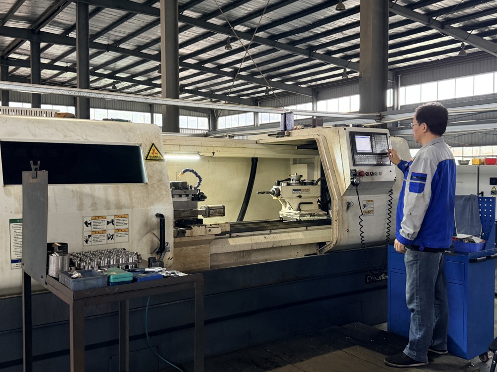 在四川唯恩科技有限公司生产车间里，工人正在调试设备