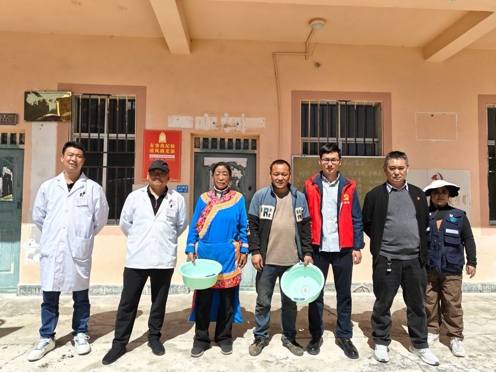 甘成望（右三）联合镇卫生院在村开展义诊活动