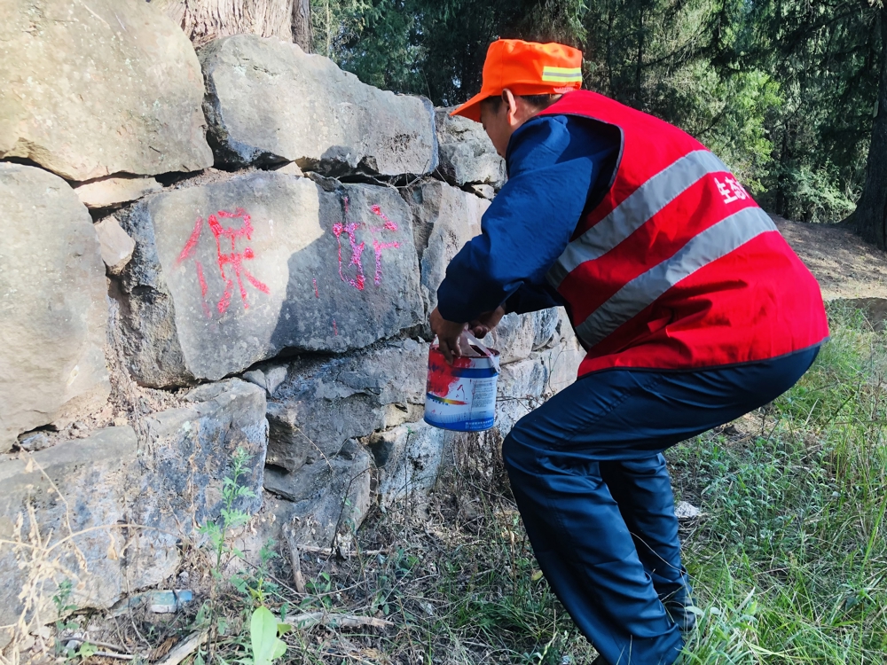 张玉富在书写宣传标语