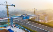 凌空“跨”越！绵遂资内铁路全线首座跨高速公路连续梁合龙
