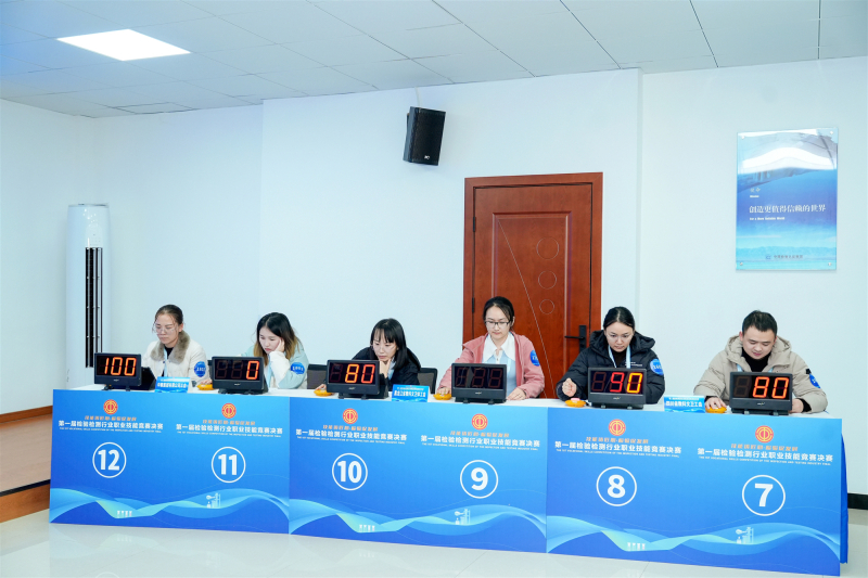 图为比赛中的邓燕琴 (右2)