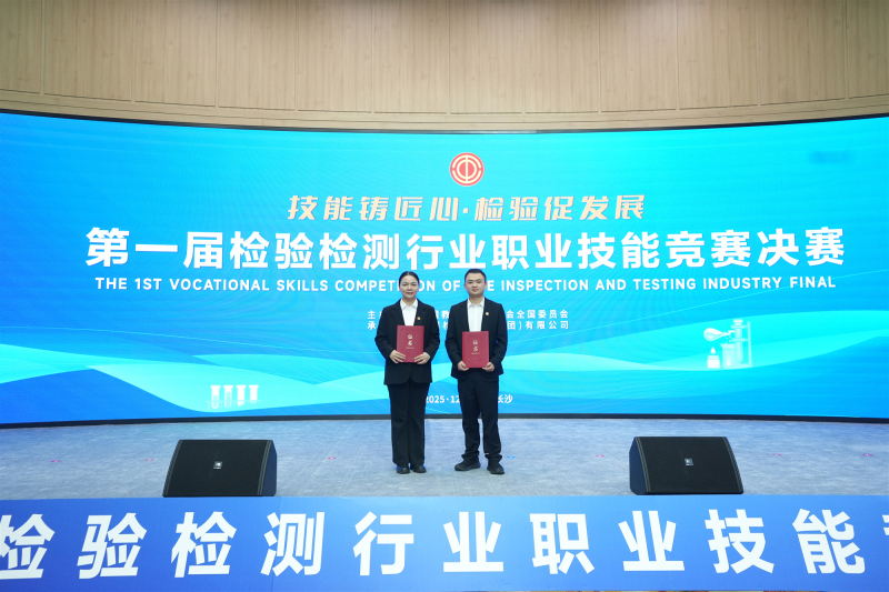 图为邓燕琴（左）获奖