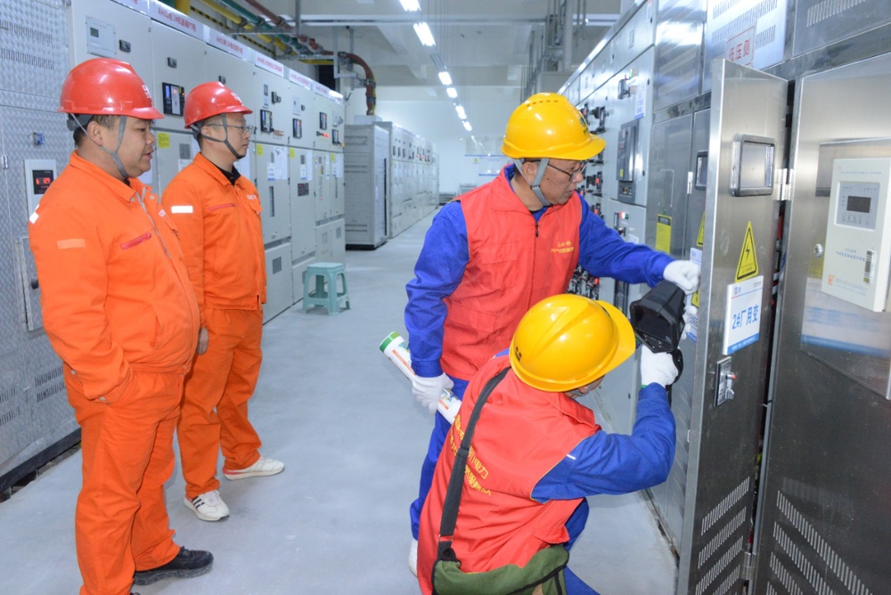 电力人员在航电工程对配电室设备进行红外测温检查（李红燕摄）