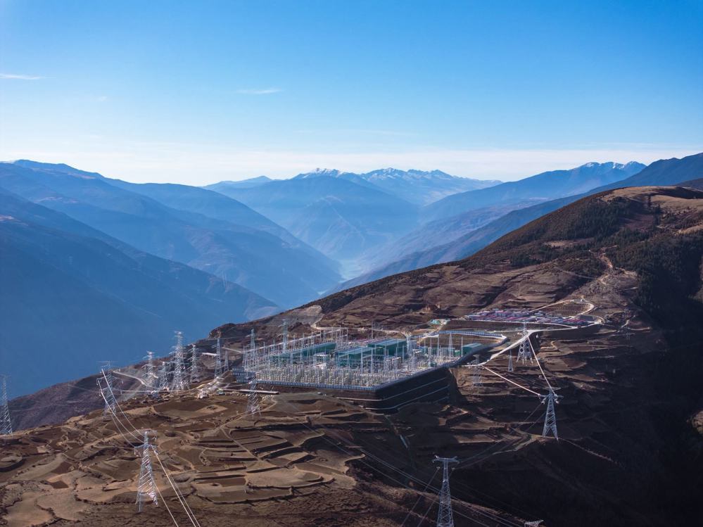 2025年12月16日，金沙江上游—湖北±800千伏特高压直流输电工程±400千伏卡麦换流站鸟瞰图。 郑自豪 摄
