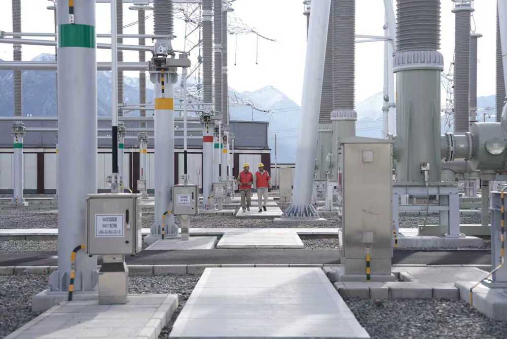 2025年11月18日，在±400千伏卡麦换流站，技术人员正在紧锣密鼓开展设备调试工作。 郑自豪 摄