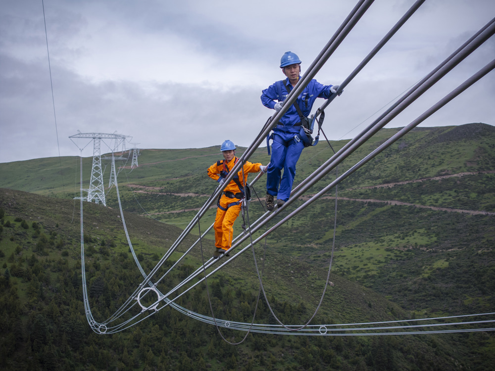 2025年7月1日，作业人员正在金沙江上游—湖北±800千伏特高压直流输电工程四川甘孜段走线验收。 郑自豪 摄
