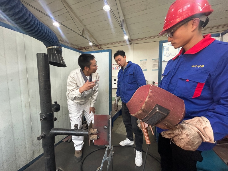 大国工匠甘俊林（左1）为培训班学员授课