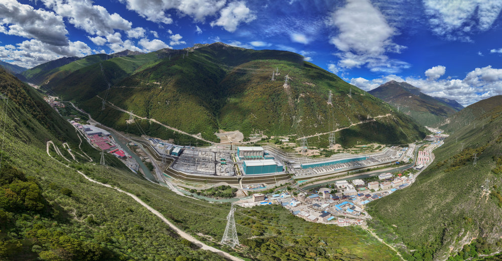 2025年7月2日，金沙江上游—湖北±800千伏特高压直流输电工程±800千伏帮果换流站。 安伟 摄