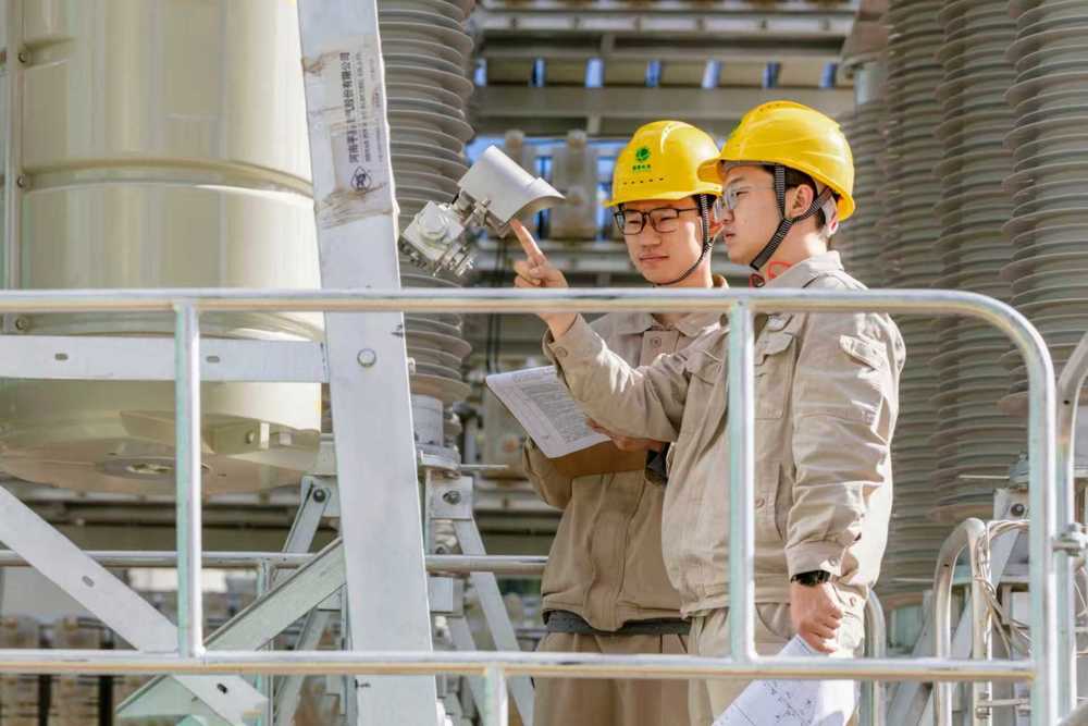 2025年7月1日，在±400千伏卡麦换流站，运维人员在现场核查一、二次设备安装情况。 安伟 摄