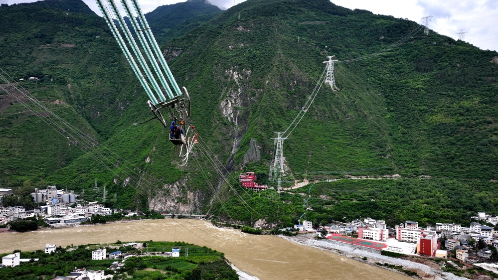 2024年7月5日，金沙江上游—湖北±800千伏特高压直流输电工程线路工程川10标段飞越大渡河。 刘湘钒 摄