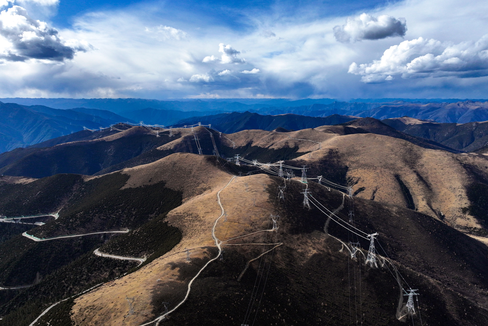 金沙江上游—湖北±800千伏特高压直流输电工程四川段线路俯瞰。 江伟 摄 金沙江上游—湖北±800千伏特高压直流输电工程四川段线路俯瞰。 江伟 摄