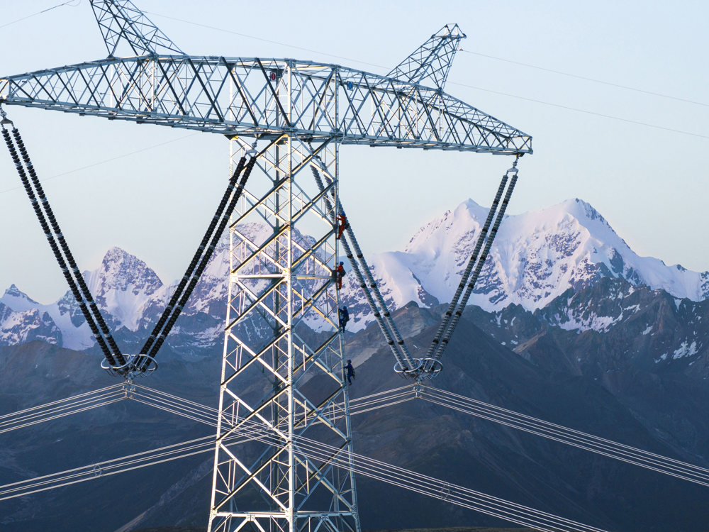 2025年7月1日，作业人员正在金上—湖北±800千伏特高压输电工程四川甘孜段登塔开展线路设备设施验收工作。 郑自豪 摄