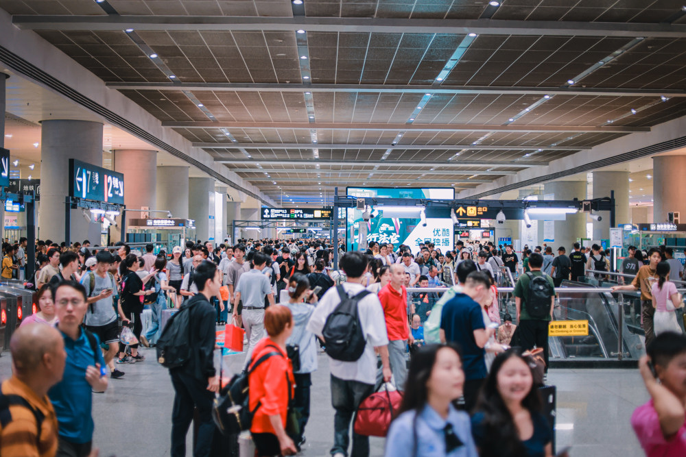 乘客在地铁站内换乘（受访单位供图）