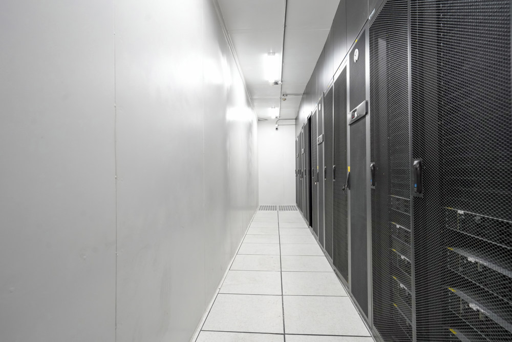 雅砻江两河口算电融合示范项目算力舱内部