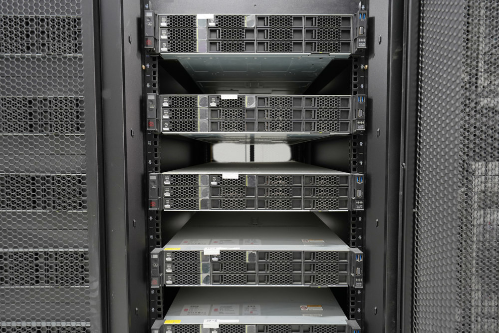 雅砻江两河口算电融合示范项目算力舱服务器