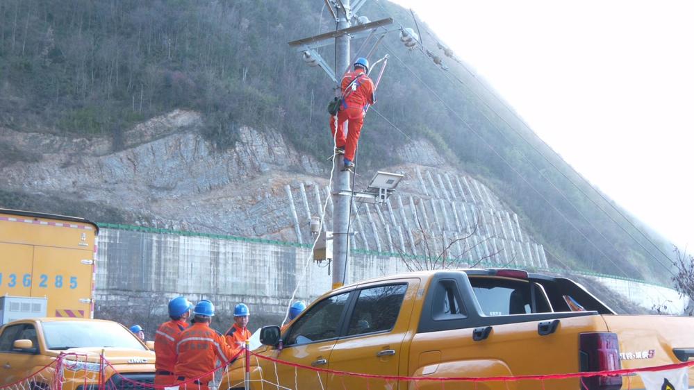 电力工人除冰作业中&nbsp;