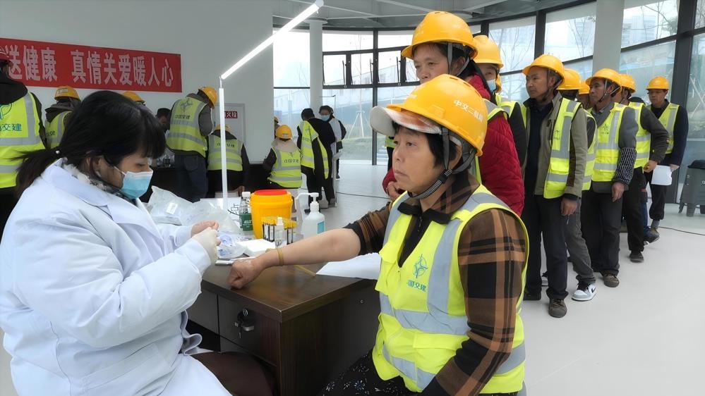 工友们在进行健康体检