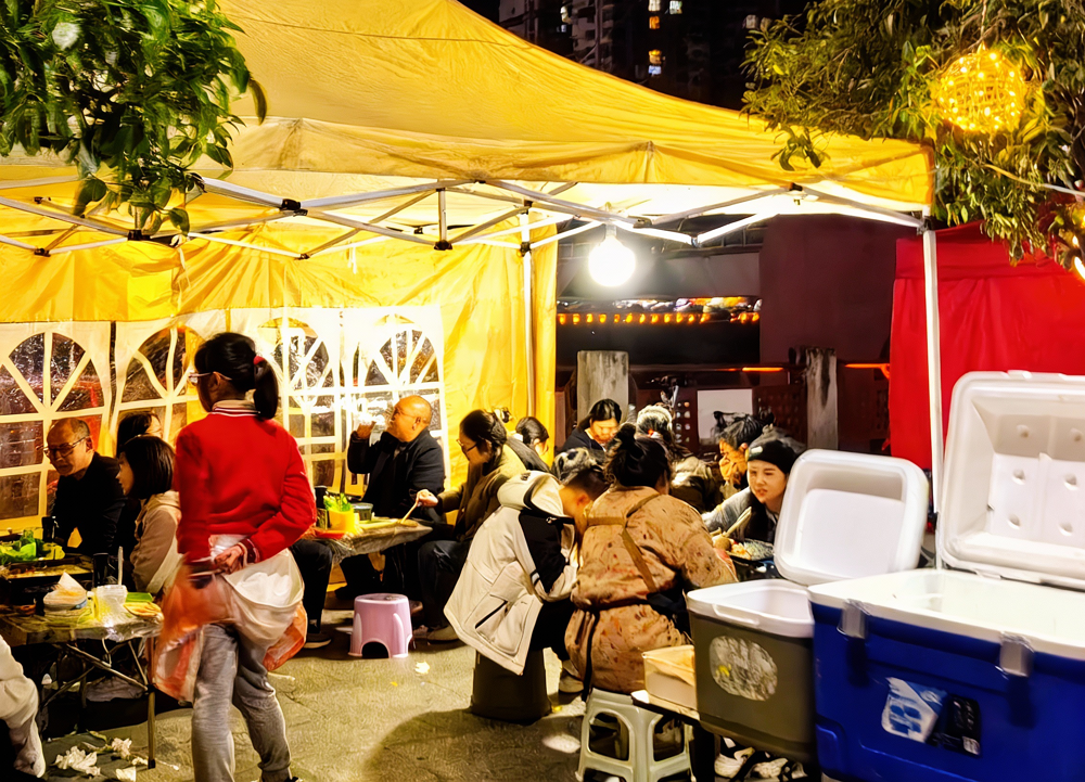 市民在夜市吃宵夜