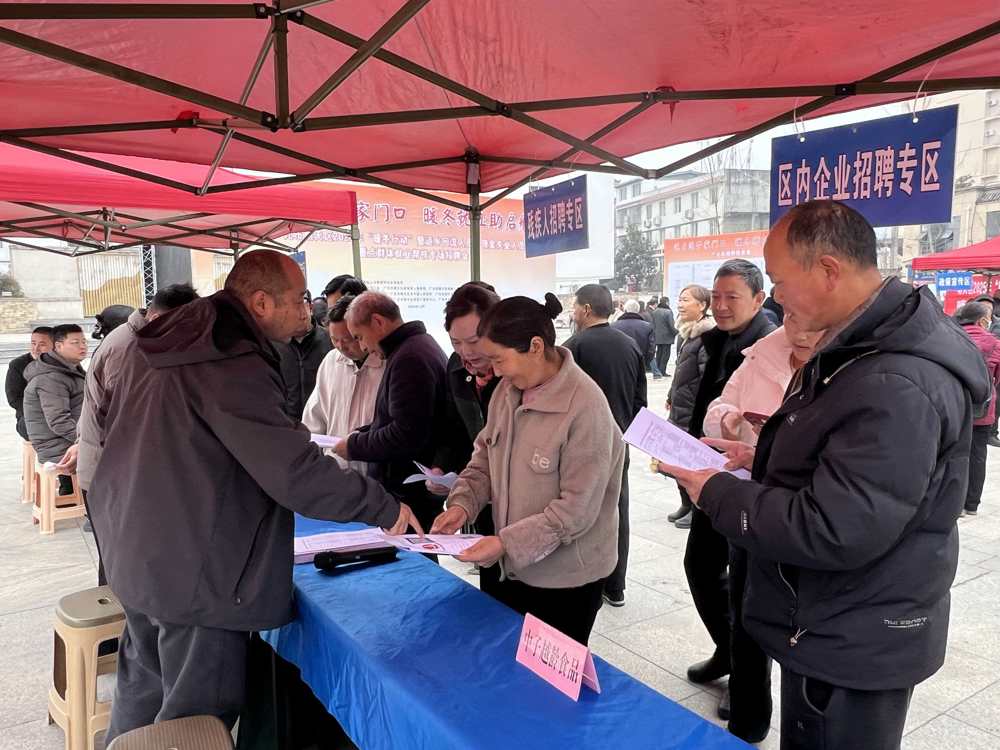 各个招聘展位前围着前来咨询洽谈的求职者