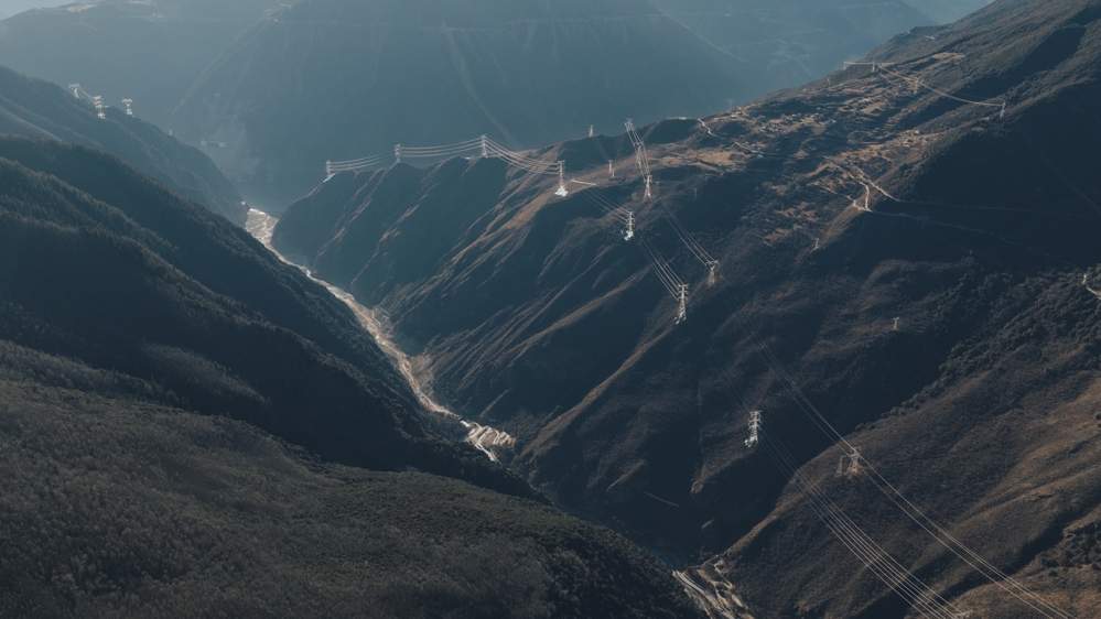 叶巴滩水电站500千伏送出工程俯瞰图 &nbsp;李萌 摄