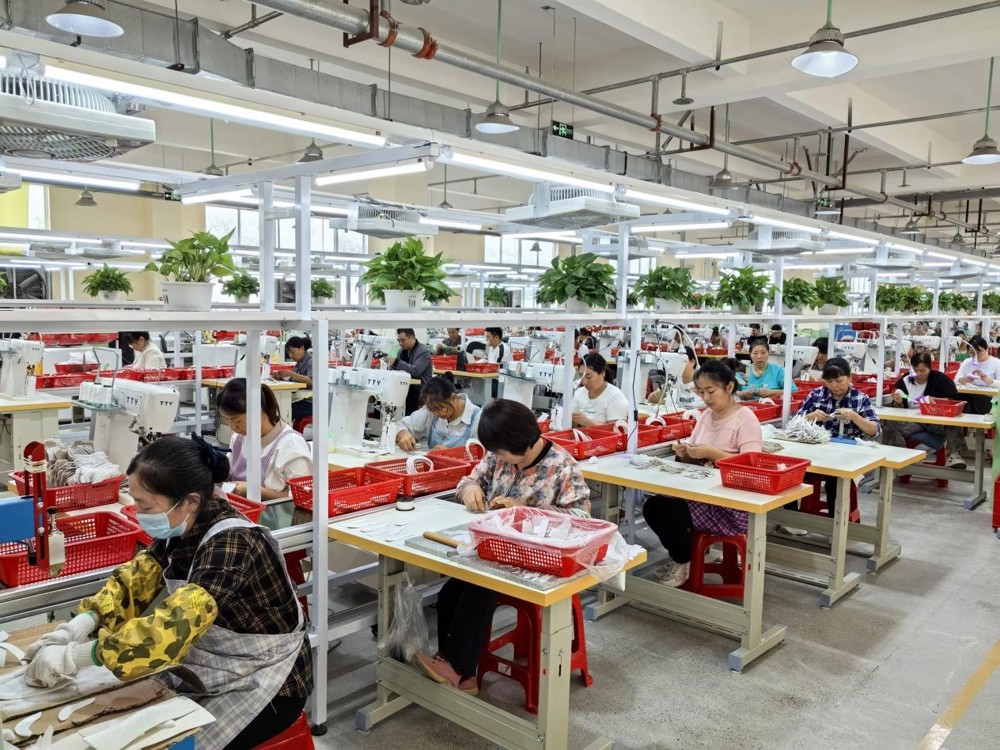 车间里工作的工人