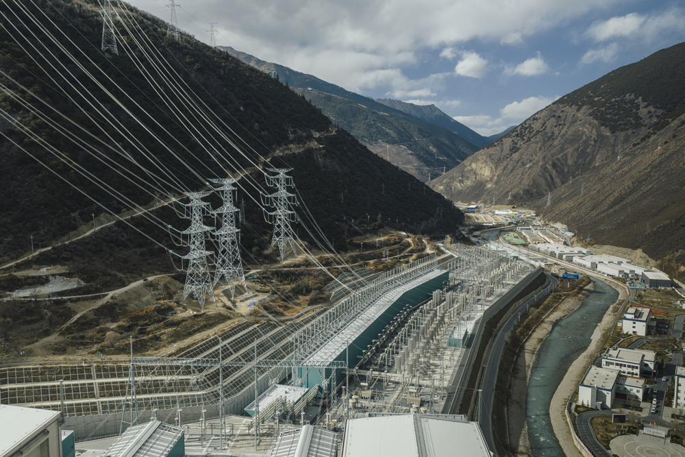 叶巴滩水电站500千伏送出工程线路接入±800千伏帮果换流站 李萌 摄