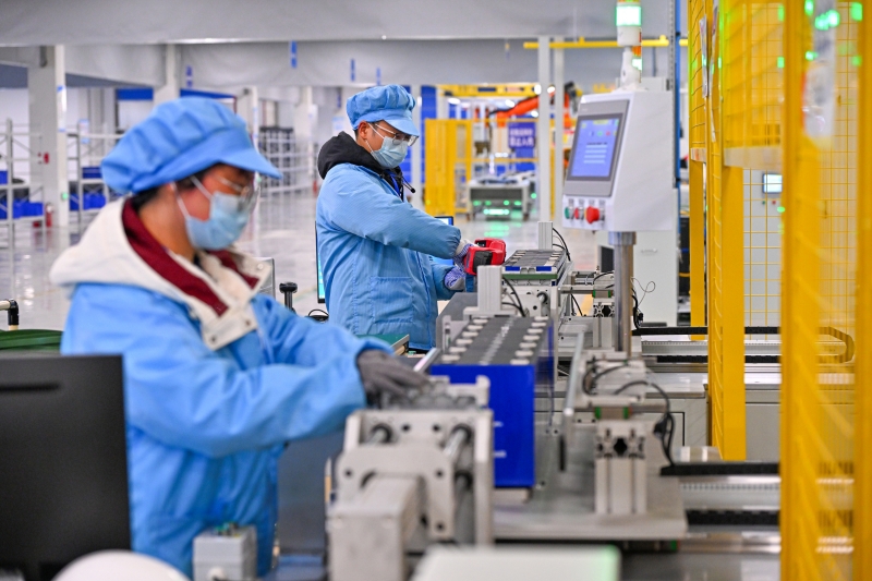 在储元世纪自动化生产车间,工人正在检查产品(潘帅摄)