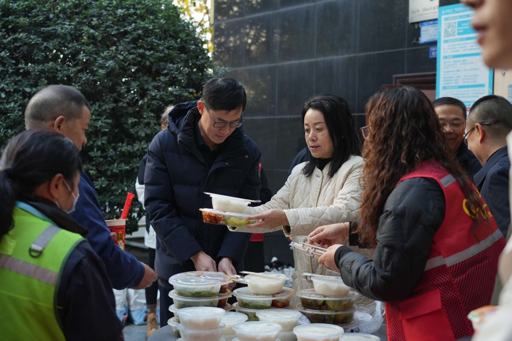 慰问一线劳动者