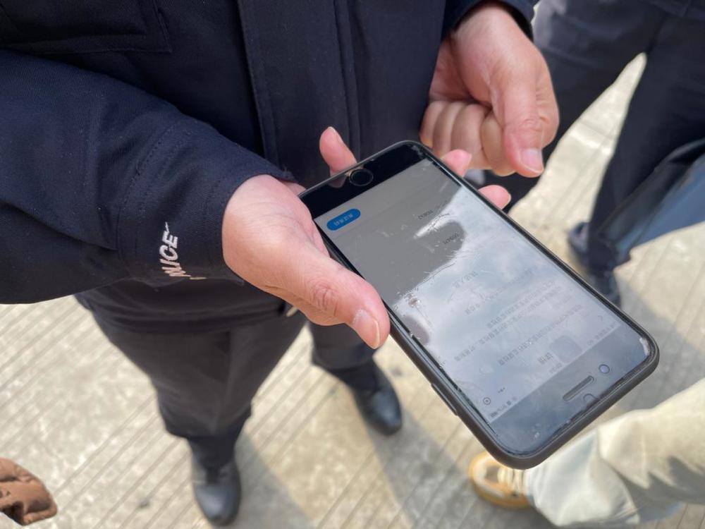 图为执法人员亮码进企业检查