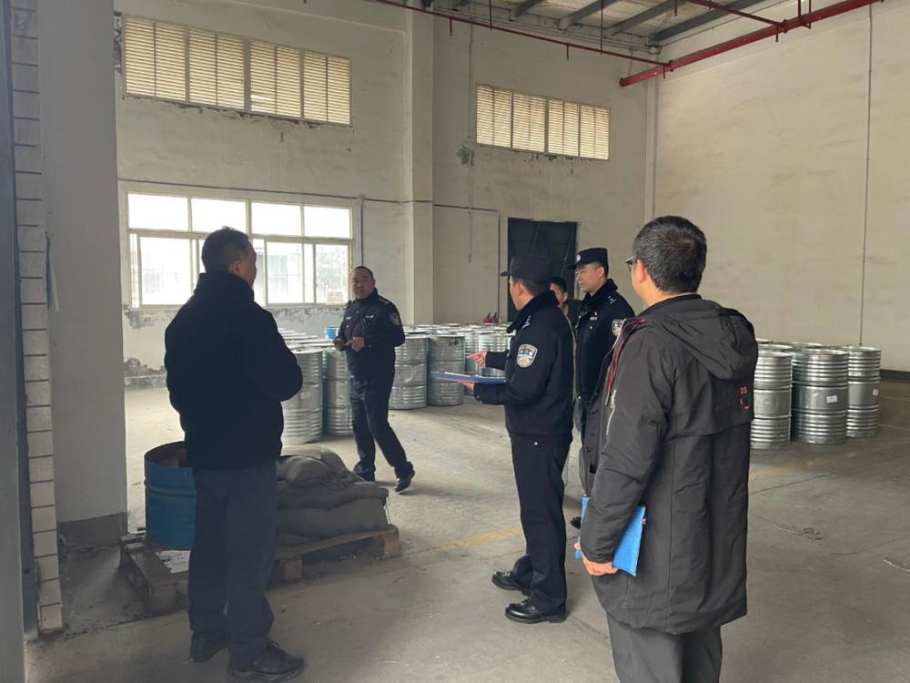 图为执法人员在厂房内进行检查