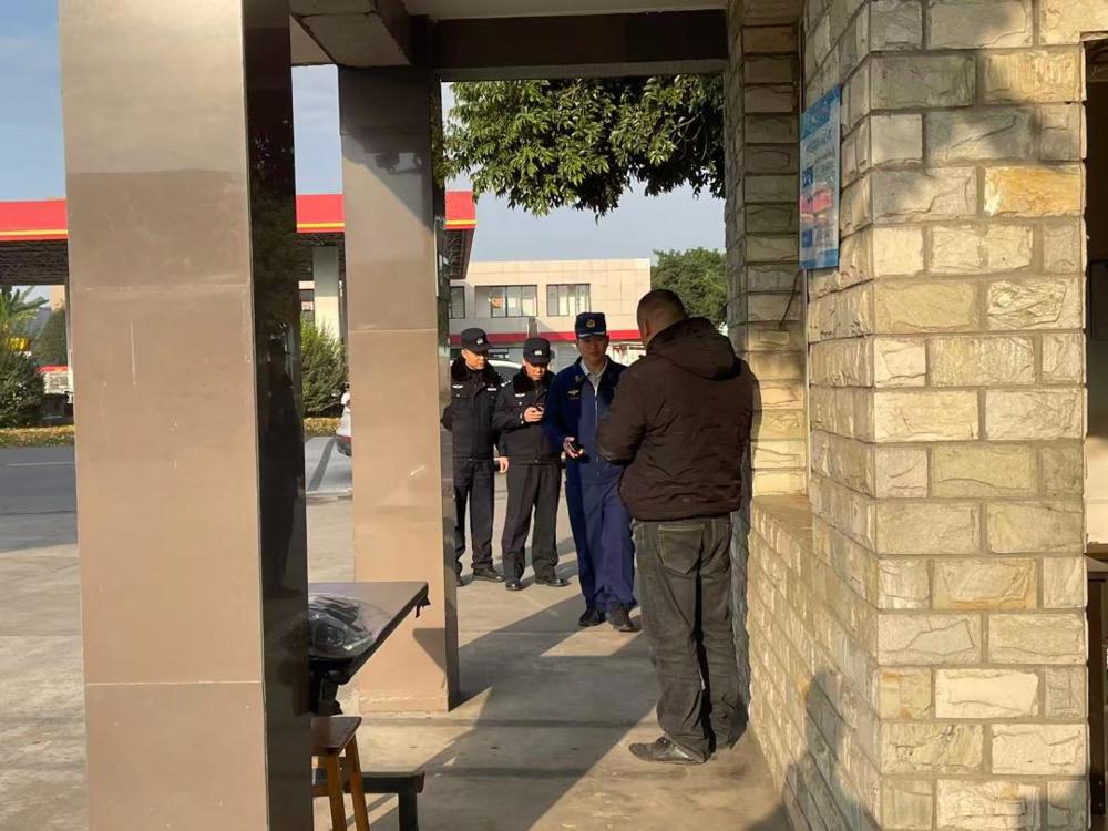 图为综合执法人员进企业开展联合检查