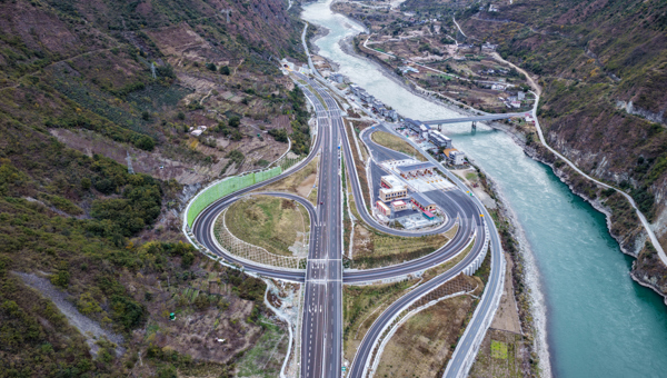 泸石高速泸定段通车 成都3.5小时直达海螺沟赏雪泡温泉