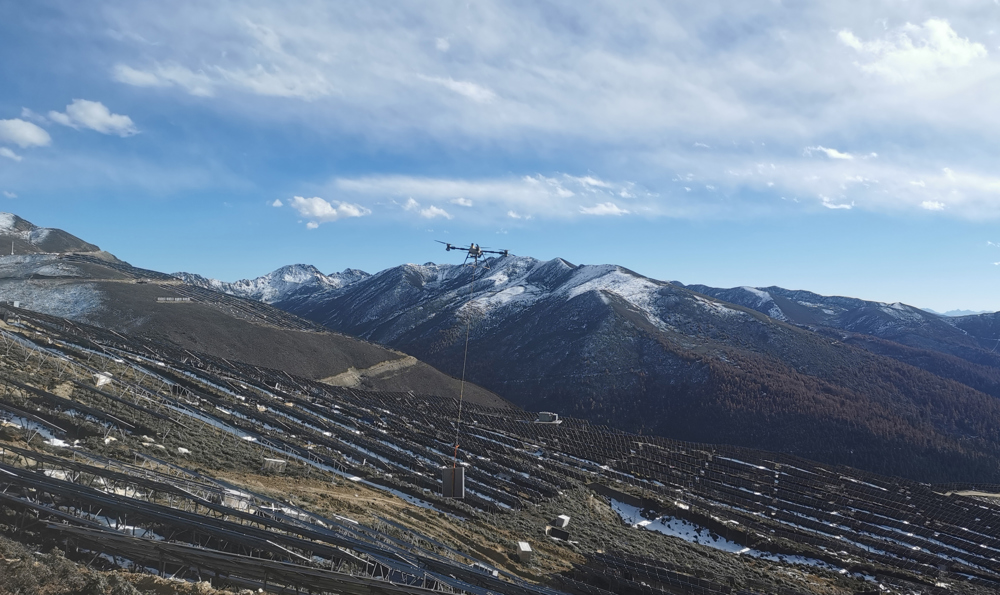 茶布朗光伏电站使用无人机运输光伏组件