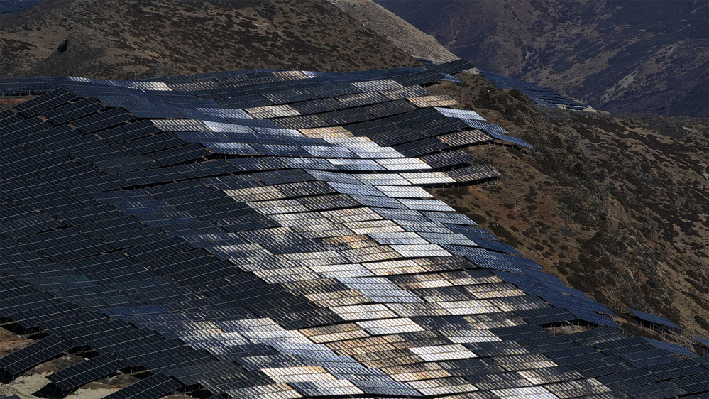 航拍雅砻江茶布朗光伏电站