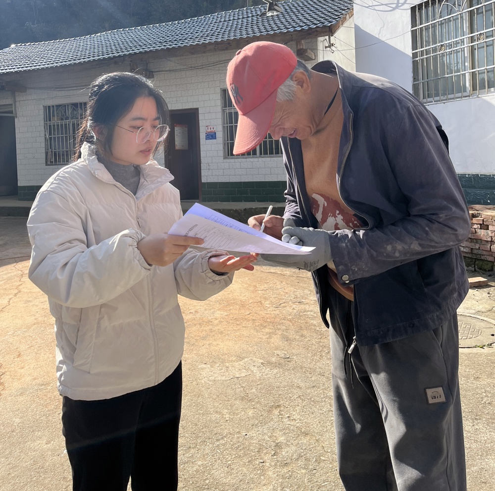 朝天区人社局的工作人员向群众解读政策，算好收入账