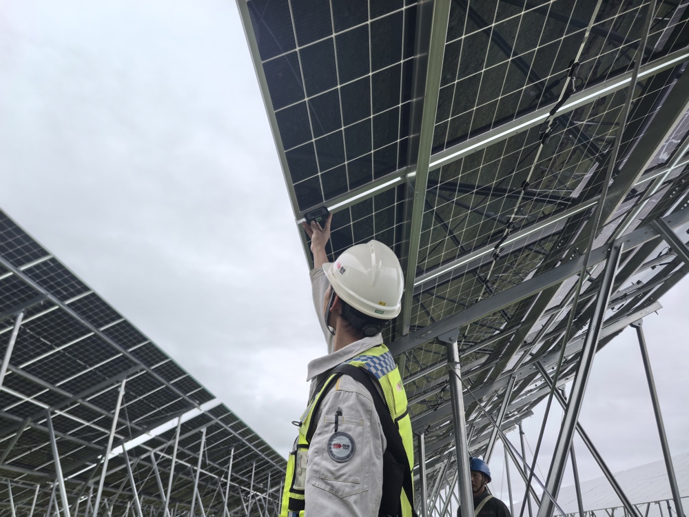索绒光伏电站建设者正在测量组件倾角