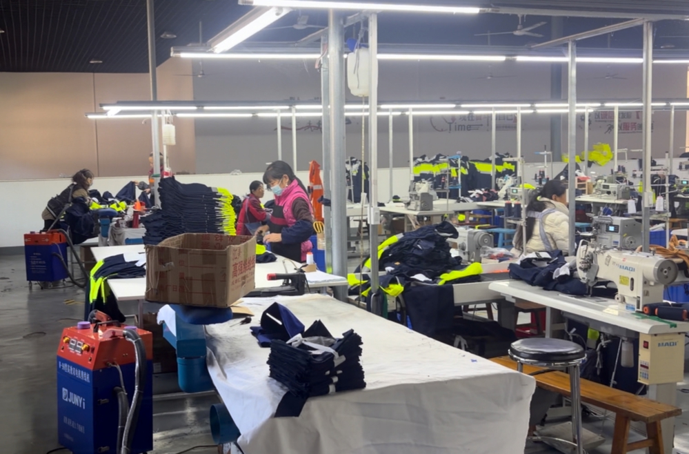 金顶村服装生产车间一派繁忙