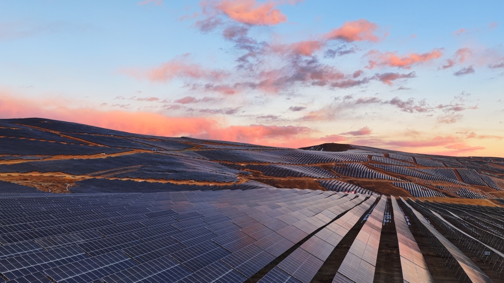 航拍雅砻江索绒光伏电站