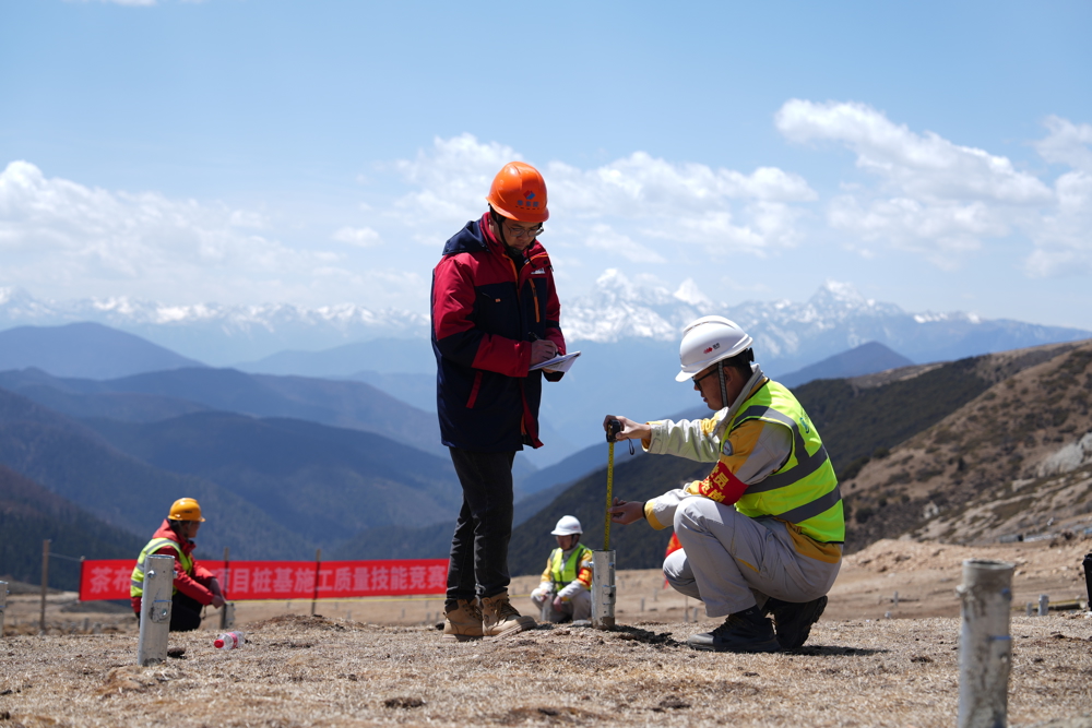 茶布朗光伏电站建设者正在开展基础桩施工