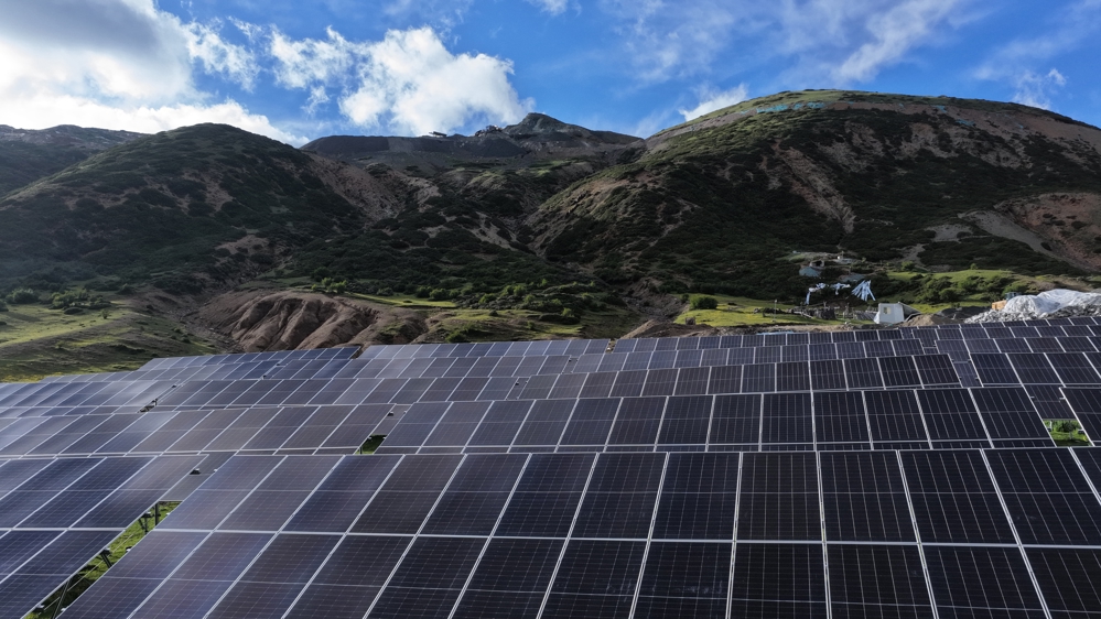 茶布朗光伏电站光伏板近景