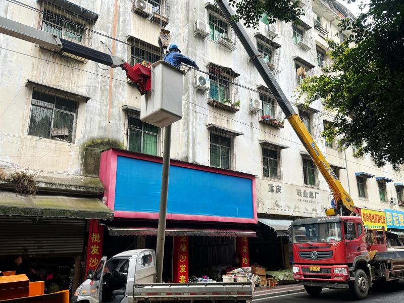 高空作业人员拆除绝缘子与导线连接（叶继文 摄）