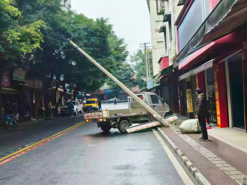 工作人员抵达断杆现场（叶继文 摄）